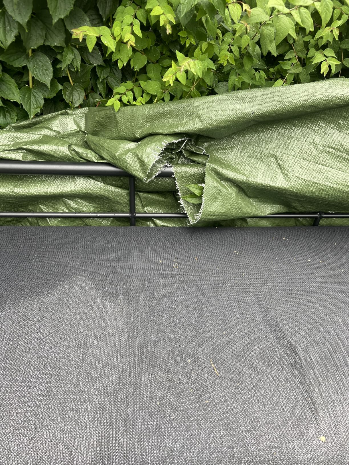 Deckt den Holzstoß ab